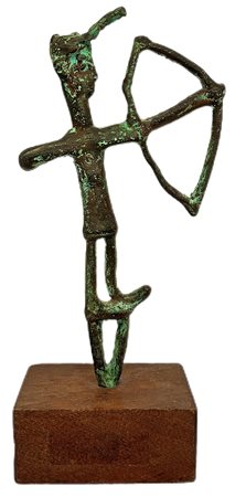 Scultura in bronzo battuto raffigurante guerriero con arco.