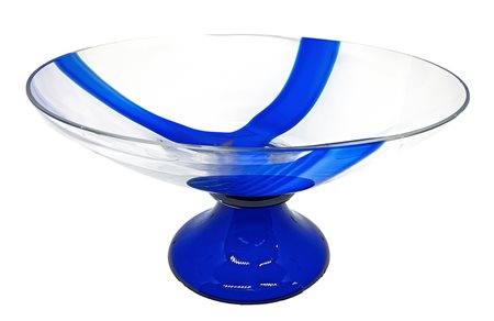 Grande alzata in vetro con base blu e coppa trasparente con inclusione di fasce blu.