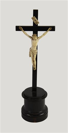 Scuola del XVII secolo CRISTO CROCIFISSO avorio, h cm 14,5, con croce h cm 43