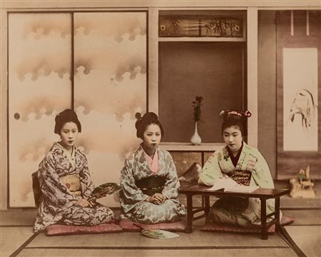 Kôzaburô Tamamura (attribuito a) (1856-1923)  - Senza titolo (Tre Maiko apprendono canzoni), 1890s