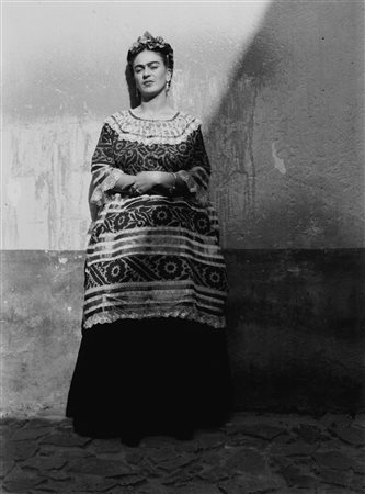 Leo Matiz (1917-1998)  - Frida posando en La Casa Azul, 1944 approx.