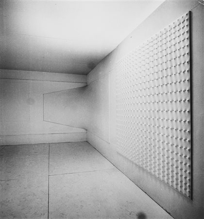 Ugo Mulas (1928-1973)  - Enrico Castellani, Ambiente Bianco, Foligno, 1967