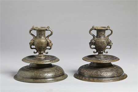 Coppia di candelieri bulinati