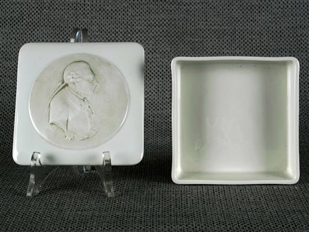 Scatolina in ceramica e rilievo in biscuit Firmata e datata 1785 Misure...