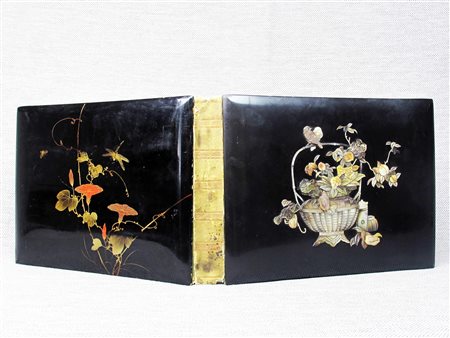 Album giapponese Fine XIX, inizio XX secolo Lacca e madreperla Misure 35x27,5...