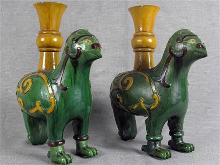 Cina (fine XIX secolo) Coppia di figure che reggono un vaso Ceramica smaltata...