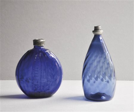Anonym/Anonimo Due bottiglie azzurre, Tirolo XIX sec.;Vetro, tappo in peltro,...