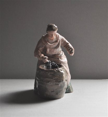 Kurt Lang Viticoltrice;Ceramica smaltata, H. 16,5 cm Firma