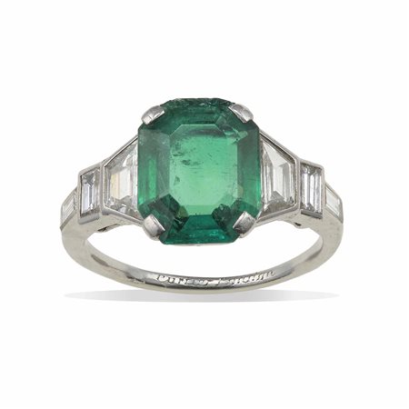 Cartier, London. Anello con smeraldo Colombia di ct 2.80 e diamanti per ct 0.80