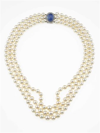 Collana a tre fili di perle coltivate, fermezza con zaffiro Sri Lanka, taglio cabochon, di ct 18.00 circa