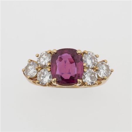 Anello con rubino Thailandia di ct 1.81 circa e diamanti taglio brillante per ct 1.00 circa
