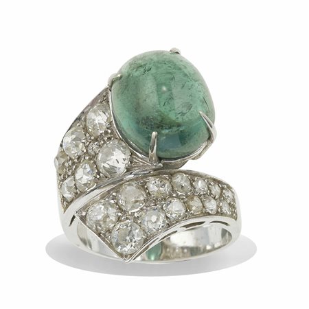 Anello con tormalina taglio cabochon e diamanti