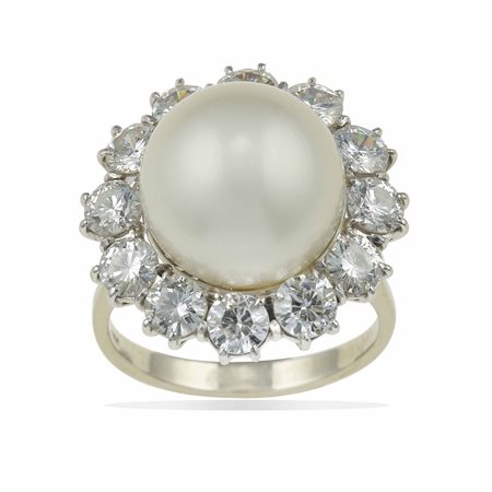Anello con perla coltivata e diamanti