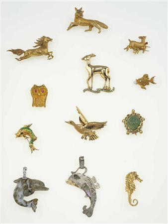 Lotto composto da 10 spille con diamanti, smalti, gemme multicolor