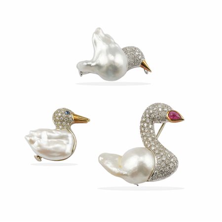 Lotto composto da tre spille con perle e diamanti