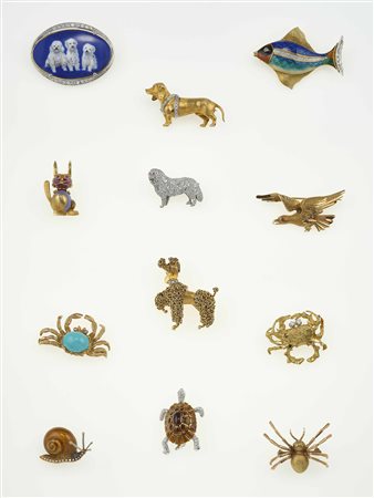 Lotto composto da 12 spille con diamanti, smalti e gemme