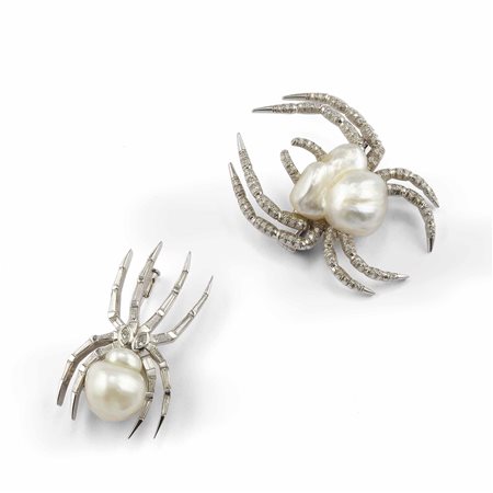 Lotto composto da due spille con perle scaramazze e diamanti
