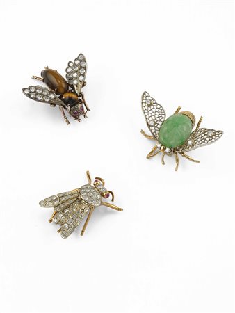 Lotto composto da tre spille con diamanti, occhio di tigre e giadeite