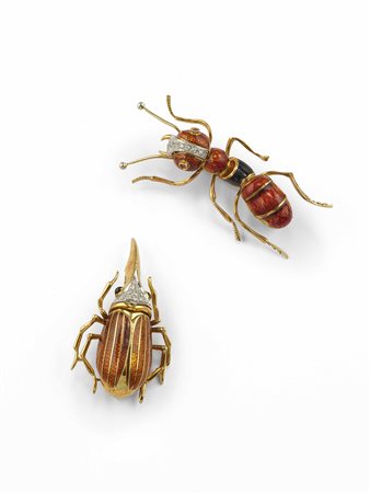 Lotto composto da due spille con diamanti e smalti policromi