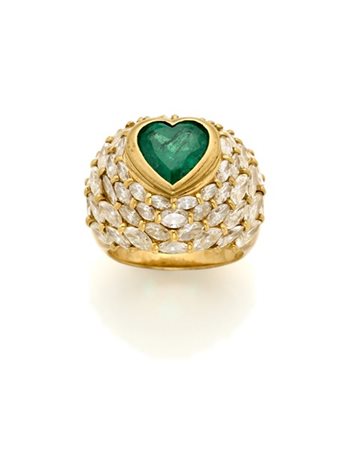 Anello in oro giallo con smeraldo a cuore di ct. 2,01 circa e pavè di diamanti