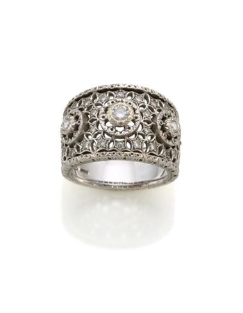 MARIO BUCCELLATI
Anello a fascia traforata in oro bianco cesellato e diamanti,