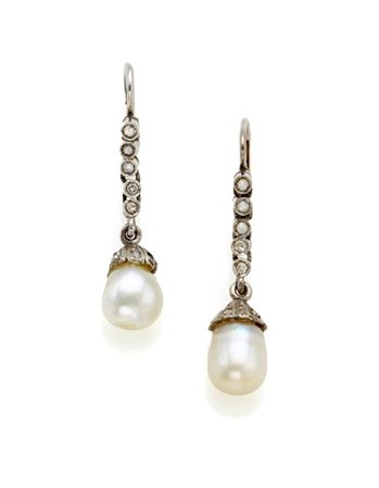 Orecchini pendenti in oro bianco, diamanti e due perle naturali d'acqua salata