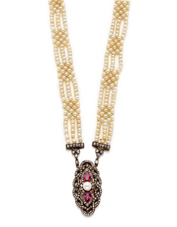 Sautoir di perle di mm 2,3/3 circa intrecciate terminato da un pendente in oro,