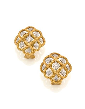 BUCCELLATI 
Orecchini in oro bianco e giallo cesellati, g 14,22 circa, lungh. c