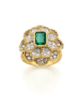 FEDERICO BUCCELLATI
Anello in oro giallo e bianco cesellato con smeraldo ottago