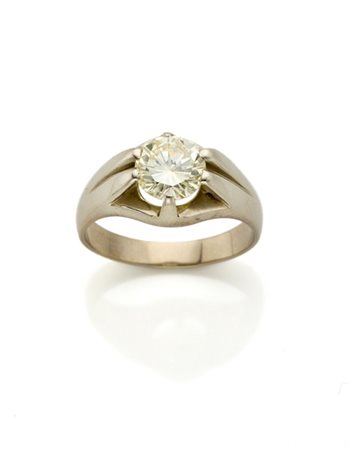 Anello in oro bianco con diamante rotondo di ct. 1,85 circa, g 8,66 circa misur