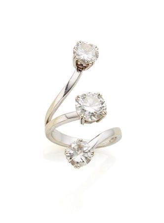 Anello in oro bianco con tre diamanti rotondi di diverse dimensioni per comples