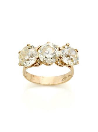 Anello in oro bianco con tre diamanti old mine di ct. 2,15 circa, di ct. 2,15 c