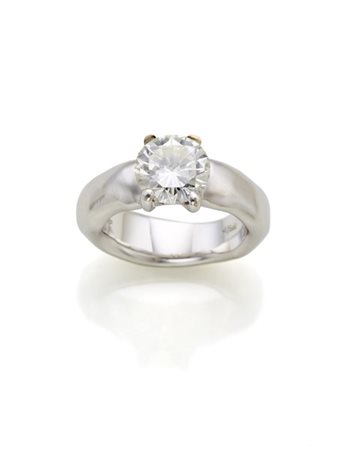 Anello in oro bianco a fascia con diamante rotondo di ct. 2,24 circa, g 14,32 c