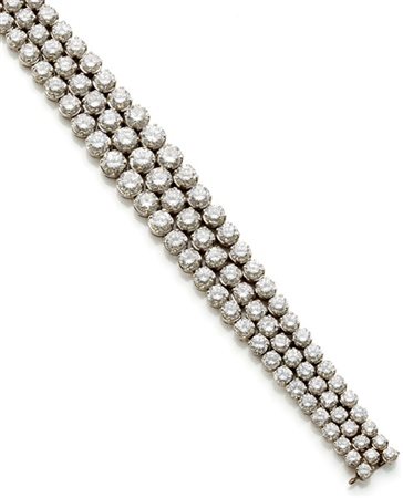 Bracciale in oro bianco a tre file di diamanti rotondi a scalare per complessiv