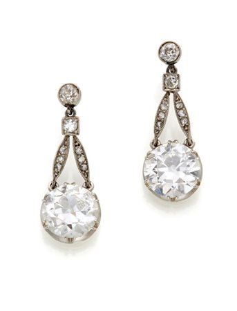 Orecchini pendenti in platino e oro con due diamanti tondi taglio vecchio di ct