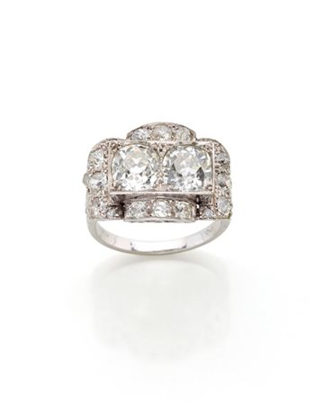 BUCCELLATI
Anello in platino e oro bianco con diamanti old mine, i due diamanti