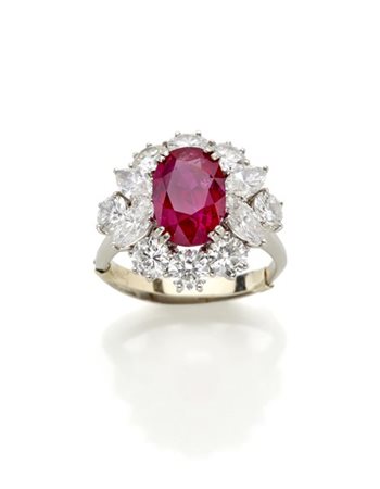 Anello in oro bianco con rubino a cuscino di ct. 4,45 circa e diamanti per comp