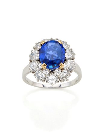 BULGARI
Anello in platino con zaffiro ovale di ct. 3,34 circa contornato da dia