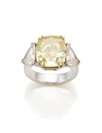 Anello in oro bianco con diamante a cuscino fancy intense yellow di ct. 8,73 e