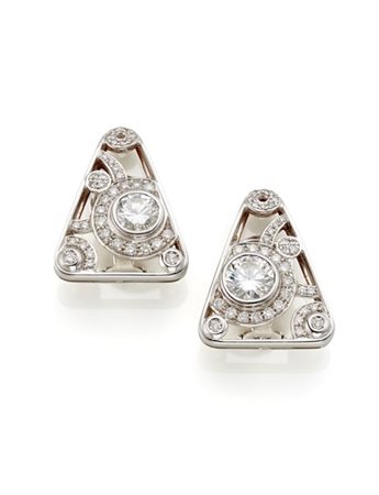 Orecchini triangolari in oro bianco con due diamanti rispettivamente di ct. 1,9