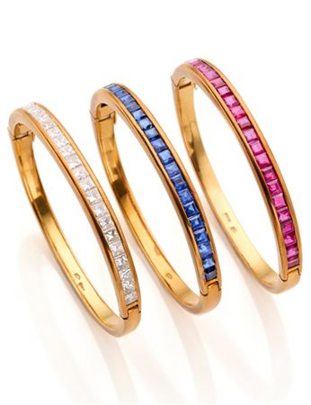 Tre bracciali rigidi in oro giallo con diamanti carré per complessivi ct. 5,30