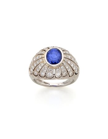DUMONT
Anello in platino con zaffiro ovale di ct. 4,25 circa e diamanti per com