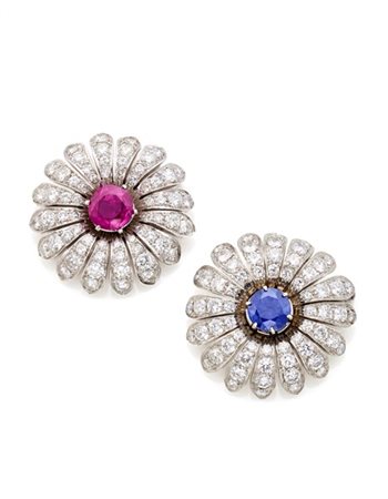 Coppia di spille a fiore in platino e diamanti con al centro rispettivamente un