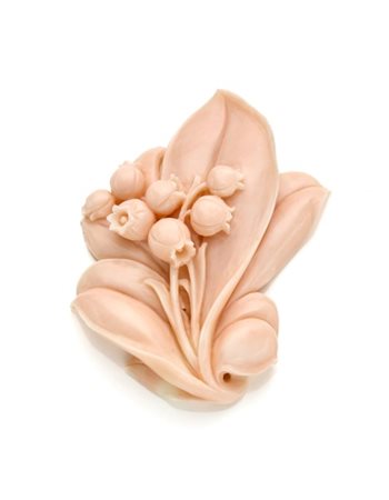 Piccola scultura in corallo "peau d'ange" a guisa di fiori e foglie di mughetto
