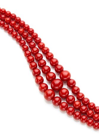 Tre fili a scalare di corallo rosso scuro da mm 6,79 a mm 15,00 circa, lunghezz