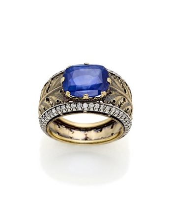 MARIO BUCCELLATI
Anello in oro e argento cesellato con zaffiro di ct. 6,00 circ