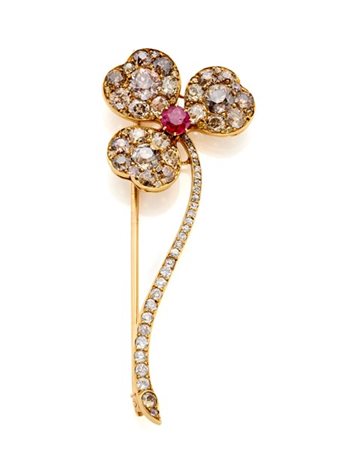 Spilla a trifoglio in oro giallo con diamanti da incolori a fancy pink-brown, a