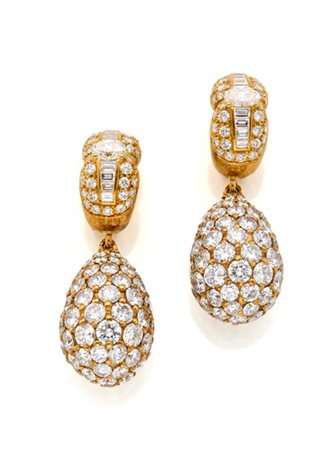 PEDERZANI
Orecchini pendenti in oro giallo e diamanti tondi, ovali e baguette a