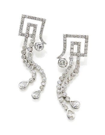 Orecchini pendenti in oro bianco con diamanti rotondi e a goccia per complessiv