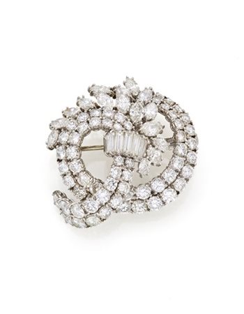 Spilla a volute in platino e diamanti per complessivi ct. 5,60 circa, g 11,99 c